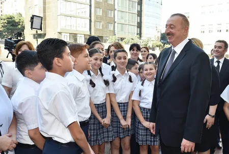 Prezident İlham Əliyev Bakıdakı 20 nömrəli məktəb-liseyin yeni binasının açılışında iştirak edib - YENİLƏNİB
