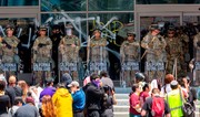На антиправительственный митинг в Лос-Анджелесе вышли 30 тысяч человек