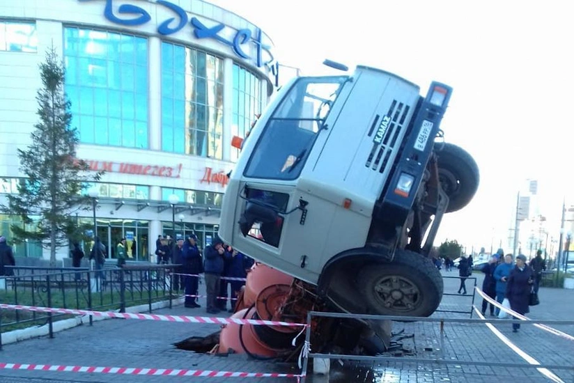 В России КамАЗ провалился под землю - ВИДЕО