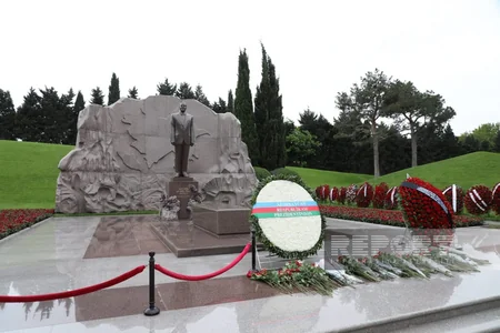 Azərbaycan xalqı Fəxri xiyabanda Ümummilli Liderin məzarını ziyarət edir