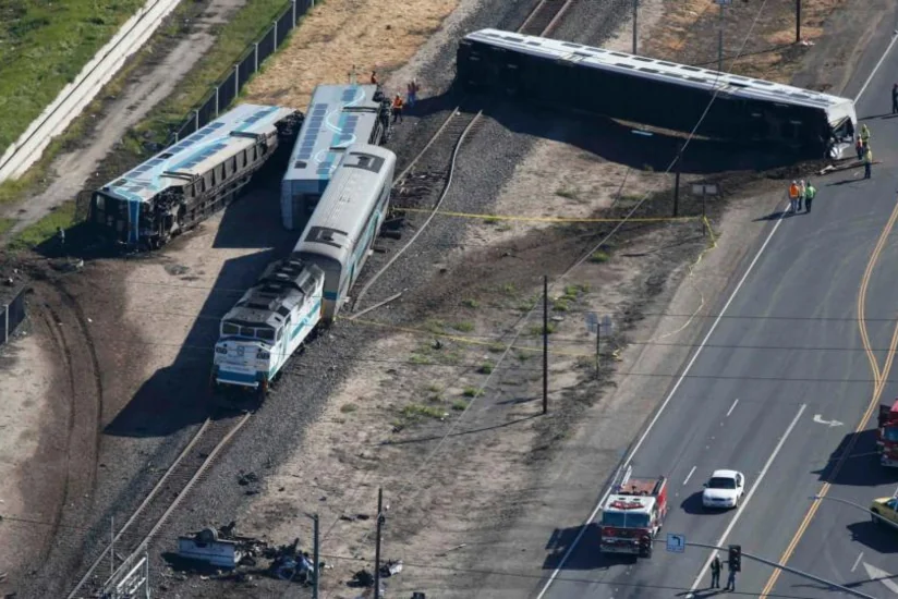 При столкновении поезда с грузовиком в районе Лос-Анджелеса пострадали 10 человек