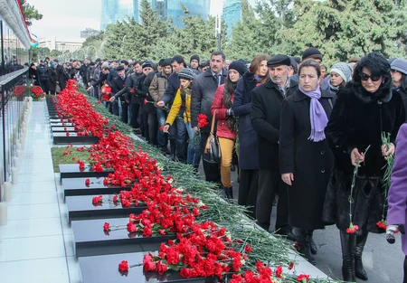 ​Təhsil işçiləri Şəhidlər xiyabanını ziyarət edib