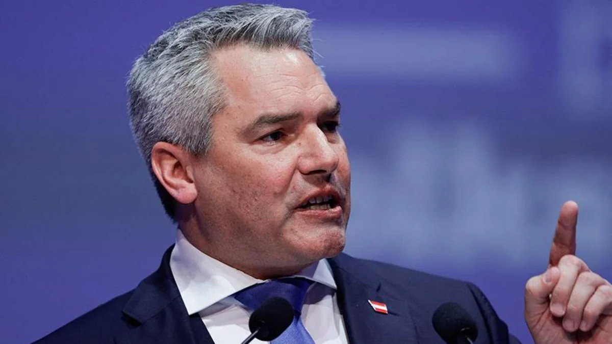 Канцлер Австрии призвал Макрона избегать эскалации конфликта в Украине