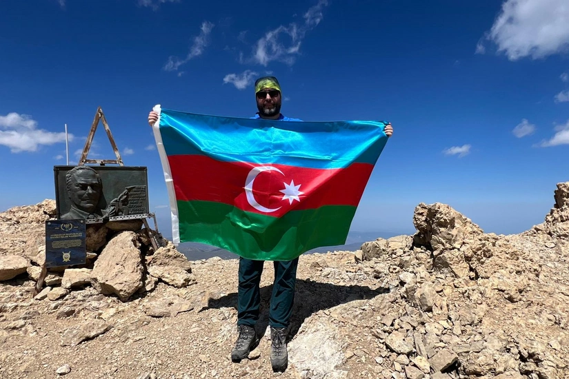 Rumınıyalı senator “Heydər Əliyev” zirvəsinə yürüş edib - VİDEO