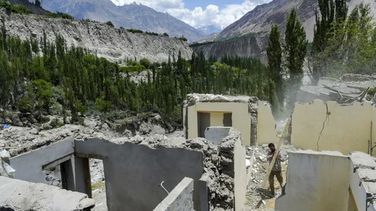 Pakistan roof collapse leaves 9 people dead