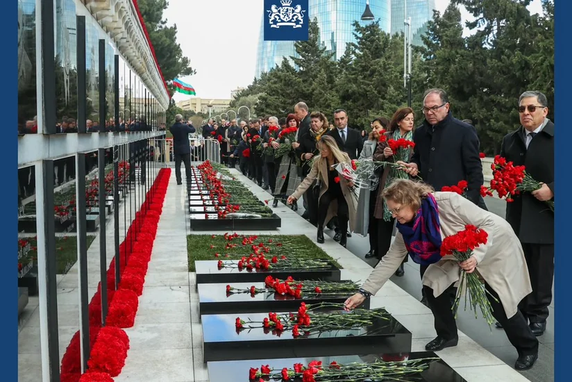 Niderland səfiri Şəhidlər xiyabanında 20 Yanvar qurbanlarının xatirəsini yad edib