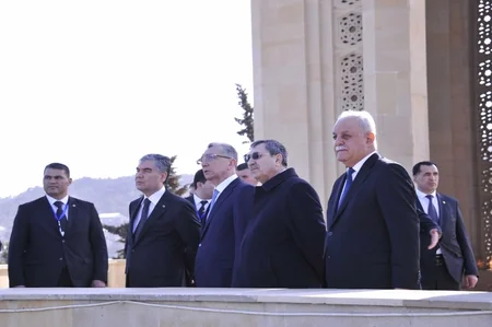 Qurbanqulu Berdiməhəmmədov Şəhidlər xiyabanını ziyarət edib