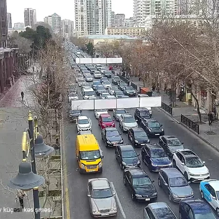 Bakının bir sıra yollarında nəqliyyatın sıxlığı müşahidə olunur
