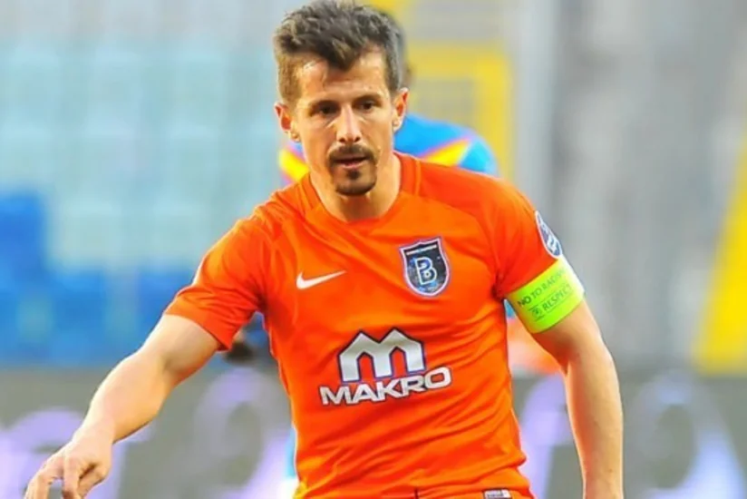 Emre Belözoğlu “Başakşehir”lə müqavilə müddətini uzadıb