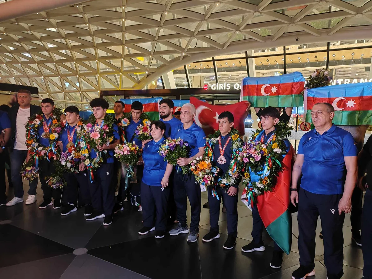 Avropa birinciliyində 14 medal qazanmış Azərbaycan yığması vətənə qayıdıb