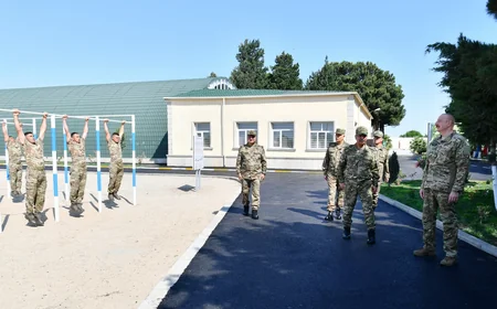 İlham Əliyev MN-in komando hərbi hissələrinin birində yaradılan şəraitlə tanış olub, hərbi hissəyə Döyüş bayrağını təqdim edib