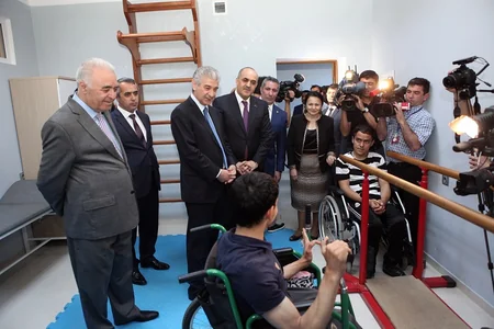 YAP sağlamlıq imkanları məhdud gənclərə yeni avtobus hədiyyə edib