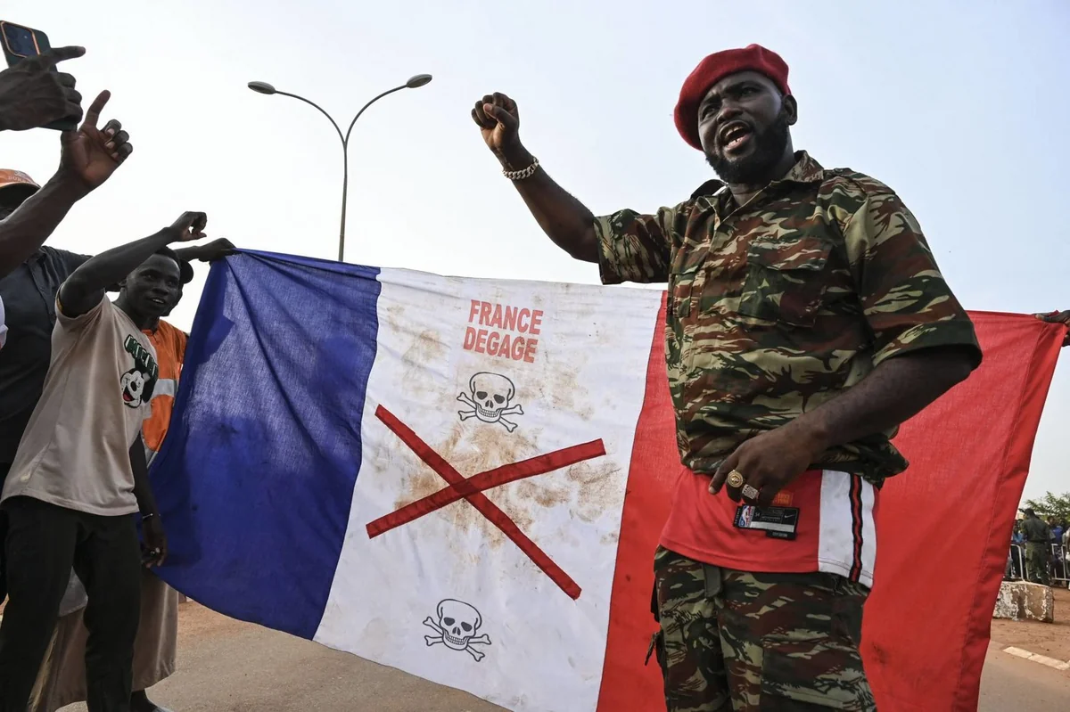 Nigeri tərk etmiş fransalı hərbçilər Çada yönəliblər