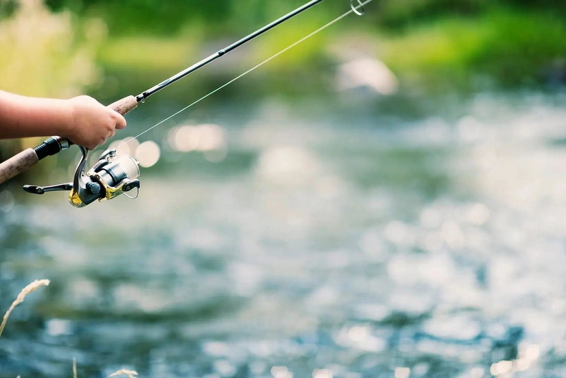 Brakonyer dövlət qurumunun qayığını yandırıb, müfəttiş xəsarət alıb