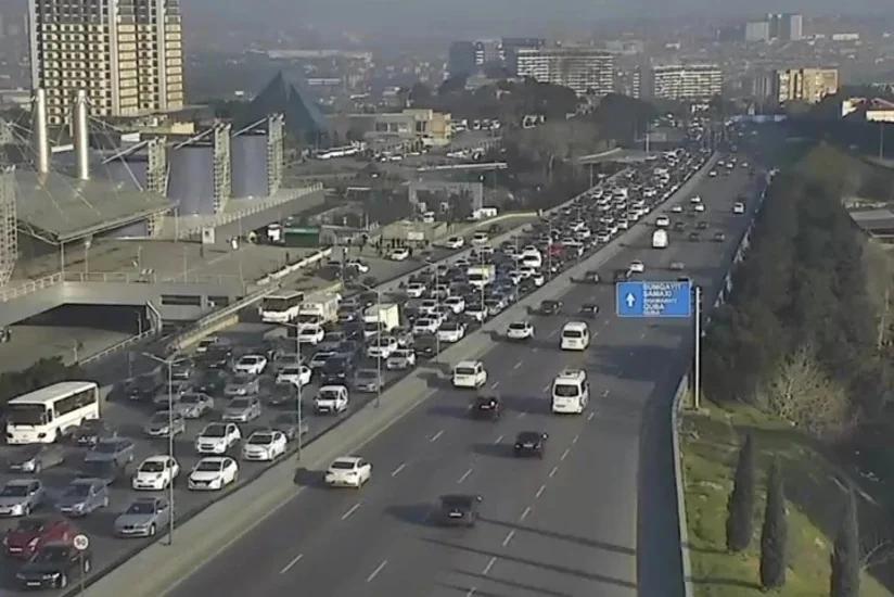 Bakının bir sıra yollarında tıxac yaranıb - SİYAHI