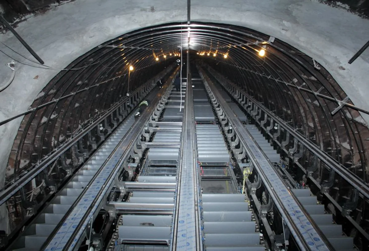 Metronun Sahil stansiyasında eskalatorların sazlanmasına başlanılıb