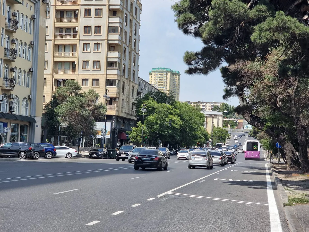 Bakının Əbdürrəhim bəy Haqverdiyev küçəsində avtobus zolağı təşkil edilib