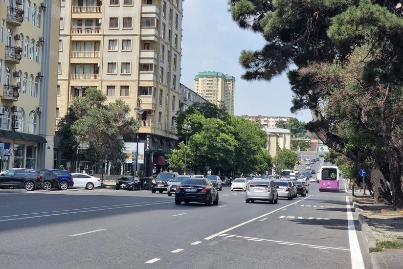 Bakının Əbdürrəhim bəy Haqverdiyev küçəsində avtobus zolağı təşkil edilib