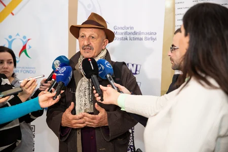 Tanınmış fotojurnalist Reza Deghatinin gənclərlə görüşü keçirilib