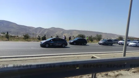 Bakıda avtomobil aşıb, yolda sıxlıq yaranıb