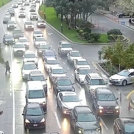 Bakının bir sıra yollarında nəqliyyatın sıxlığı müşahidə edilir