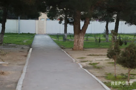 Bakıda orta məktəbin qapılarının bağlanması valideyn və şagirdləri narazı salıb - VİDEO