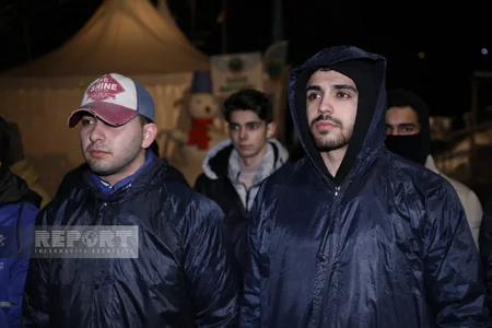 Ekofəallar etirazlarını axşam saatlarında da ruh yüksəkliyi ilə davam etdirir