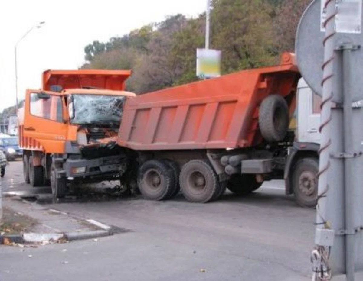 ​Ucarda iki yük avtomobilinin toqquşması nəticəsində bir nəfər ölüb