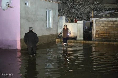Bakıda borunun partlaması nəticəsində 30-a yaxın ev su altında qalıb, sakinlər təxliyyə ediliblər - VİDEO - YENİLƏNİB