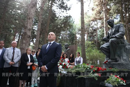 Üzeyir Hacıbəylinin məzarı ziyarət olunub