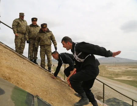 Azərbaycanın müdafiə naziri Silahlı Qüvvələrin tank bölmələrinin döyüş hazırlığını yoxlayıb