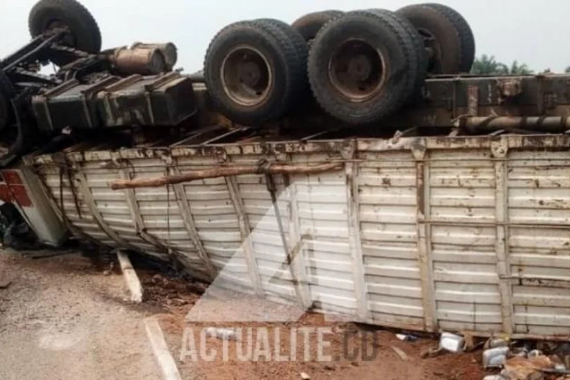 В ДР Конго при падении грузовика в реку погибли не менее 50 человек