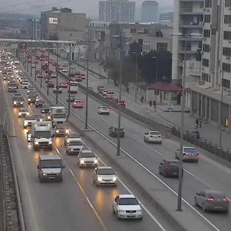 Bakının bir sıra yollarında nəqliyyatın sıxlığı müşahidə edilir
