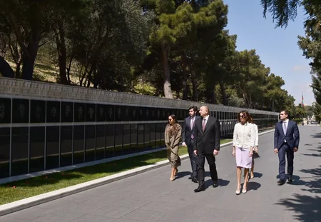 Prezident İlham Əliyev ümummilli lider Heydər Əliyevin məzarını və Şəhidlər xiyabanını ziyarət edib - YENİLƏNİB