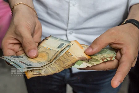 Yanğın baş verən binanın sakinləri evlərindən əşyalarını çıxarıblar - FOTOREPORTAJ