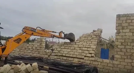 Abşeronda qanunsuz tikili sökülüb