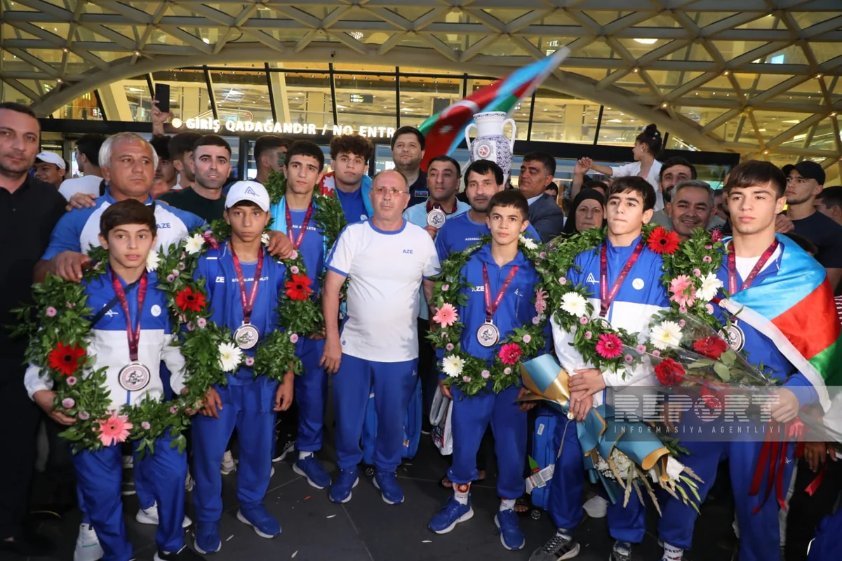 Avropa çempionatında birinci olan Azərbaycan güləşçiləri Vətənə qayıdıblar