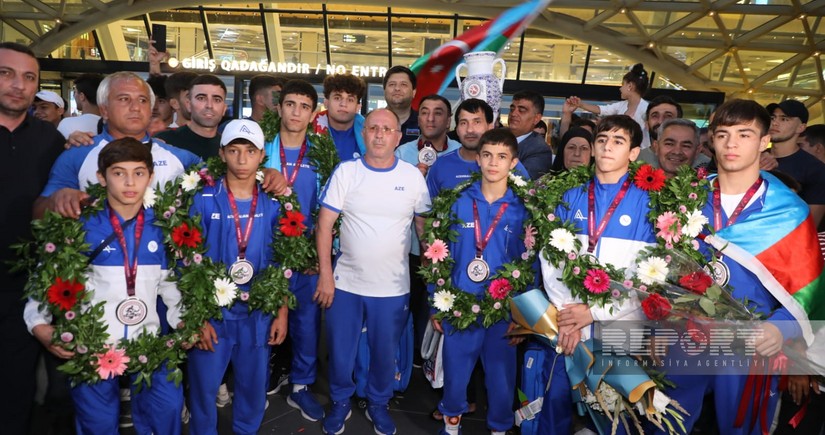 Avropa çempionatında birinci olan Azərbaycan güləşçiləri Vətənə qayıdıblar