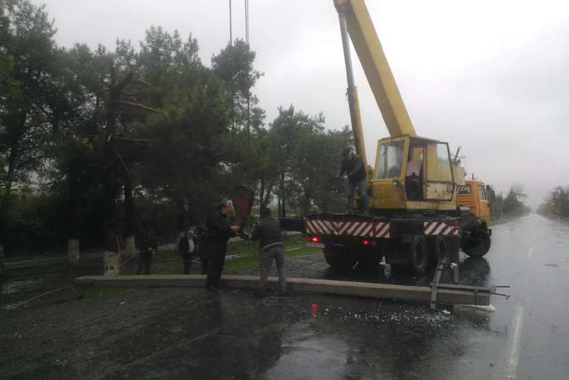 Balakəndə 4 beton elektrik dirəyi magistral yola aşıb, elektrik enerjisinin verilməsində məhdudiyyətlər yaranıb