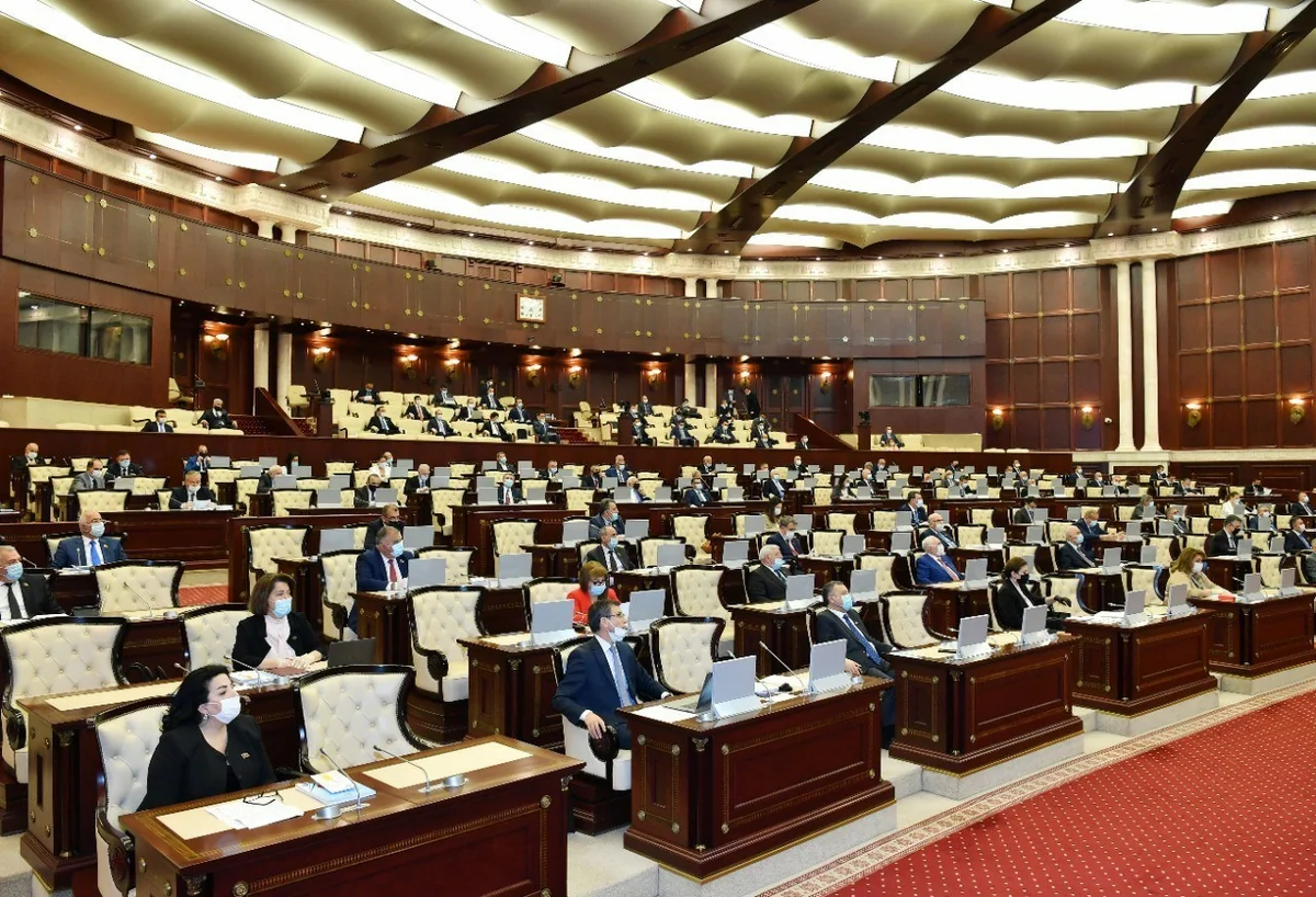 Deputatlar tibbi maska və əlcəkdən istifadə edirlər