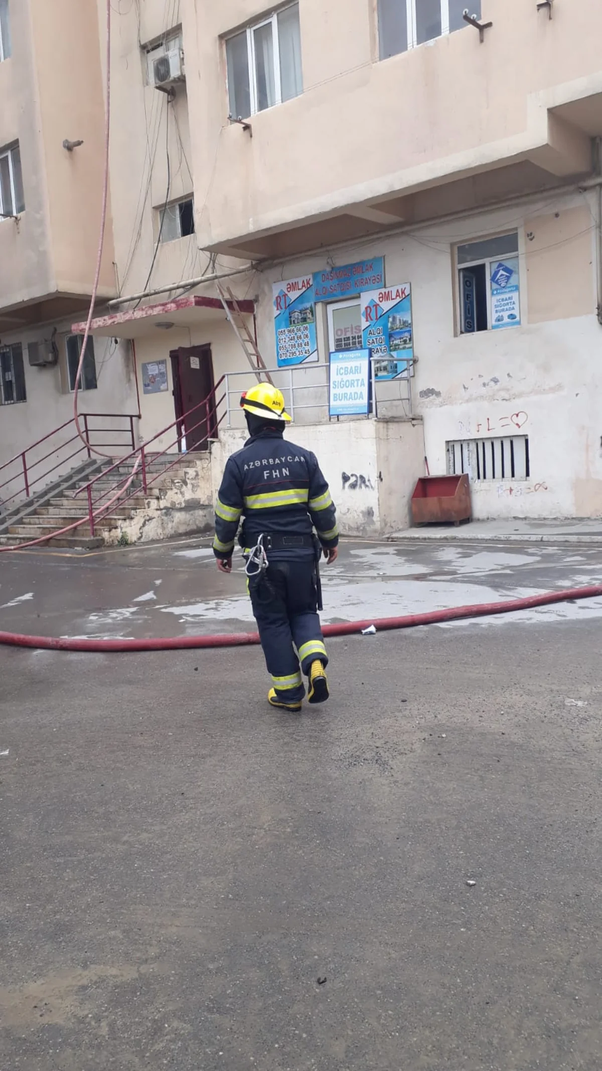 Binəqədidə beşmərtəbəli yaşayış binasında yanğın olub, zərərçəkən var