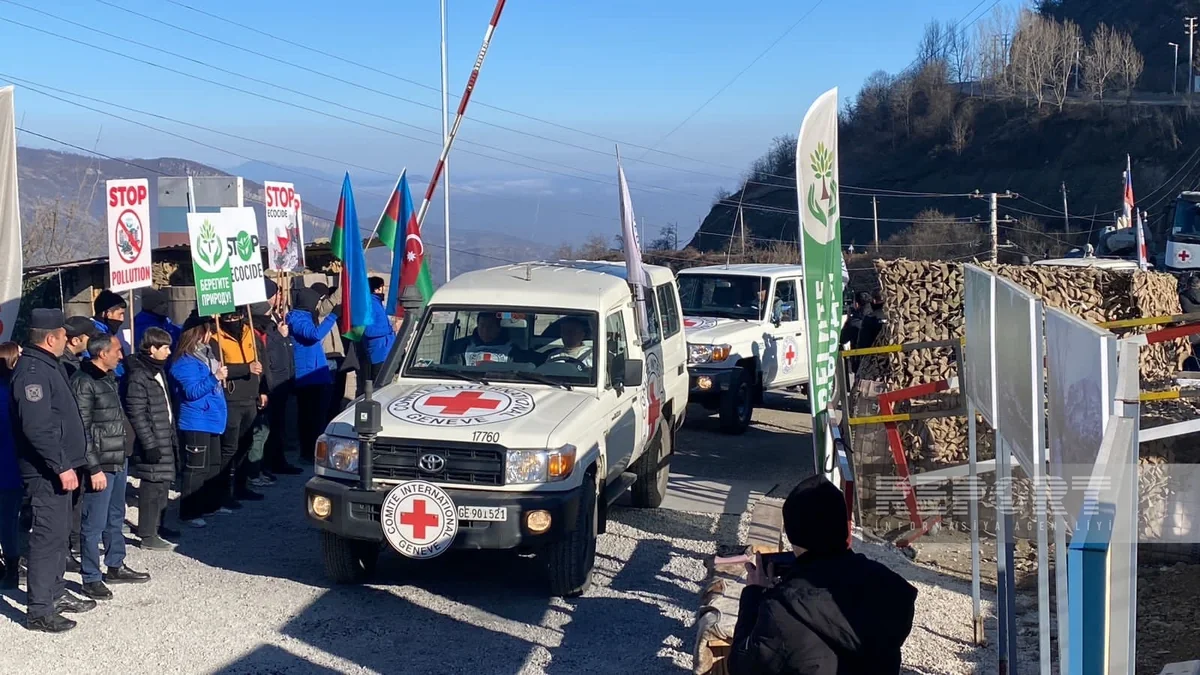 ICRC vehicles move freely on Khankandi-Lachin road