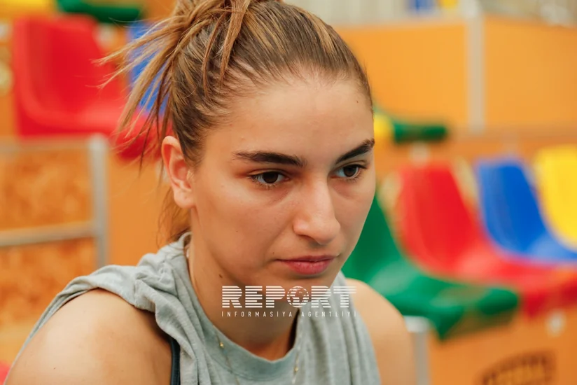​Voleybol üzrə Azərbaycan milli komandası yanan binanın qarşısında faciə qurbanlarını yad edib