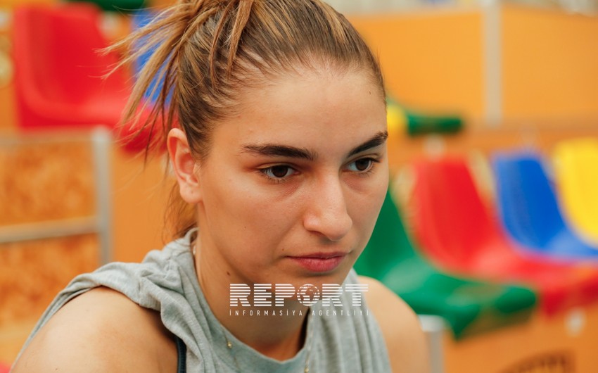 ​Voleybol üzrə Azərbaycan milli komandası yanan binanın qarşısında faciə qurbanlarını yad edib