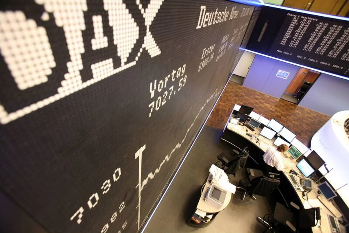 Индекс Франкфуртской биржи DAX обвалился почти на 10% в начале торгов