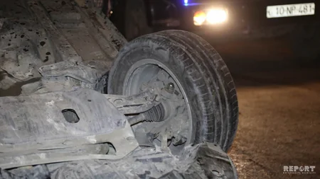 Bakıda minik avtomobili aşıb, iki nəfər xəsarət alıb - FOTO - VİDEO - YENİLƏNİB