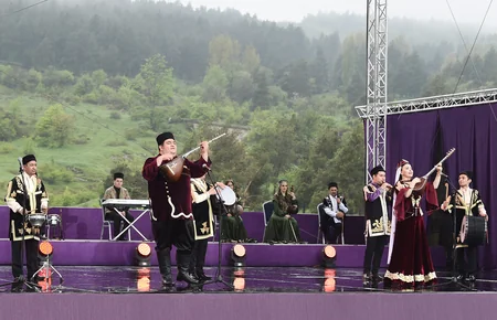 İlham Əliyev və Mehriban Əliyeva Şuşada Beynəlxalq Folklor Festivalının açılışında iştirak ediblər - YENİLƏNİB