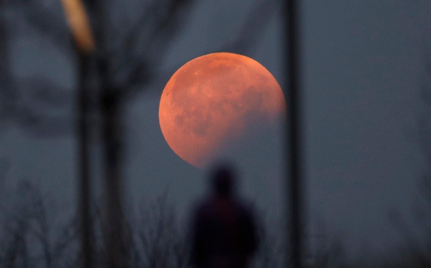 Last lunar eclipse of year starts