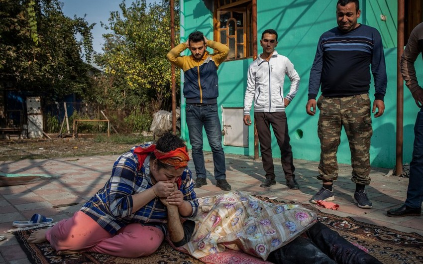 “Şəhid qardaşının əlini öpən bacı” ilin fotolarından oldu
