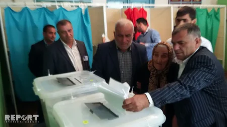Bərdənin 122 yaşlı sakini seçki məntəqəsinə gələrək səsvermədə iştirak edib - FOTO